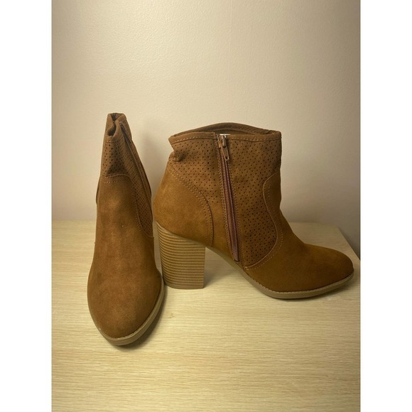 American Rag heeled suede boots NWT! - Picture 4 of 10